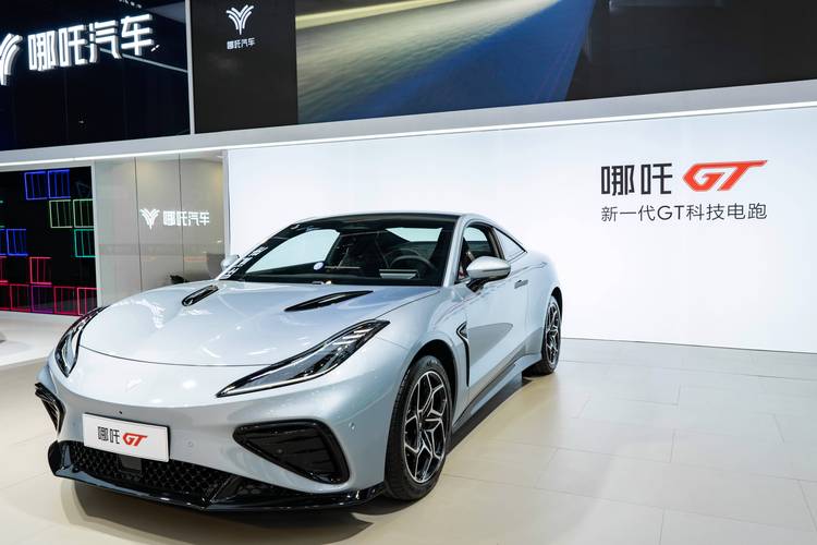 成都327哪吒汽车在智能汽车领域的表现，领途汽车在新能源汽车市场中的影响力